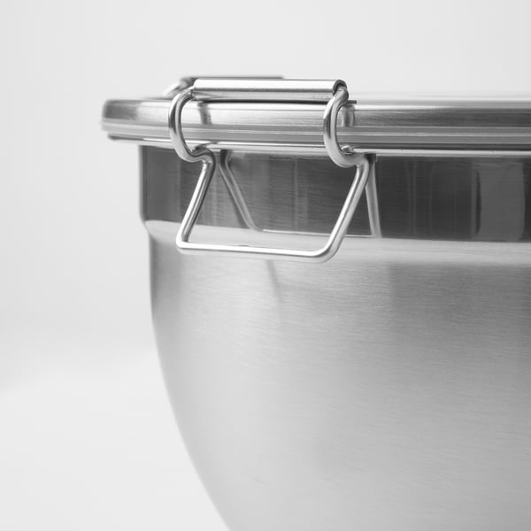 Récipient en acier inoxydable argenté avec fermoir sécurisé et couvercle hermétique, parfait pour conserver les aliments.