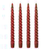 Quatre bougies rouges en spirale d’affilée, faites de cire rouge torsadée et de mèches en coton.