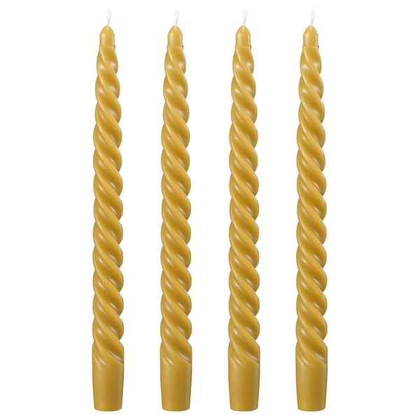 Quatre grandes bougies torsadées en or. Simple et élégant, parfait pour l’ambiance.