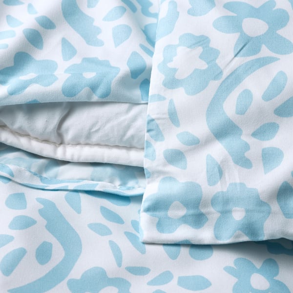 Drap de lit fleuri bleu clair sur fond blanc, lavé aux enzymes pour plus de douceur, écologique.