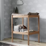 DRÖMSLOTT : petite table à langer en bois avec matelas à langer, couvertures et peluches. Le mur a des motifs de nuages. Gris clair, compact.