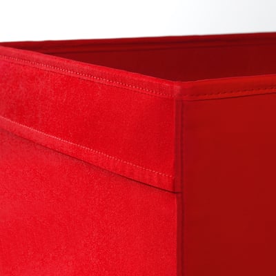 Boîte de rangement en tissu rouge vif de forme carrée, idéale pour les étagères kallax, fabriquée principalement en polyester recyclé.