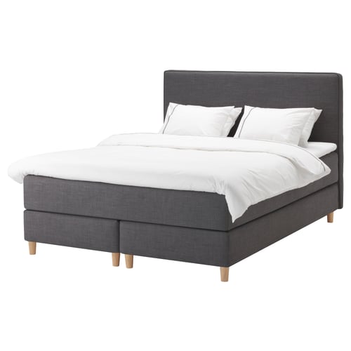 Lit gris moderne, DUNVIK, tête de lit rembourrée, pieds en bois, draps blancs.