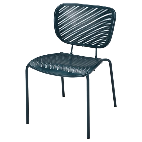 Une chaise empilable en métal DUVSKÄR bleu foncé avec assise ventilée.