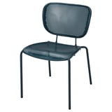 Une chaise empilable en métal DUVSKÄR bleu foncé avec assise ventilée.