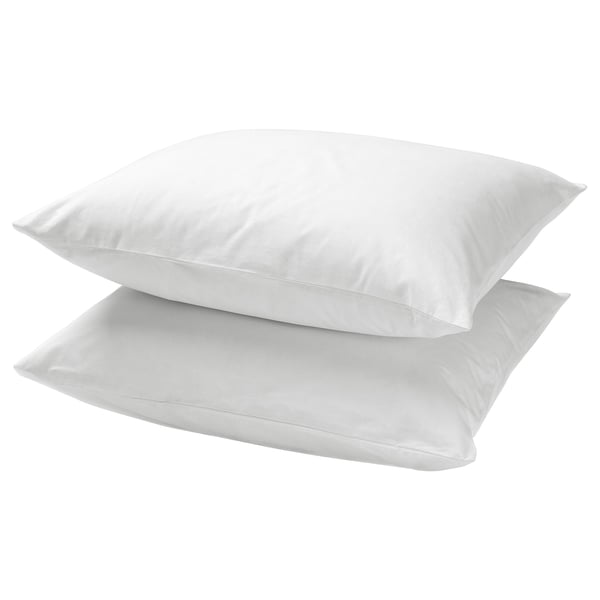 Deux oreillers blancs empilés, de forme rectangulaire, de design uni, de coton doux.