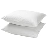 Deux oreillers blancs empilés, de forme rectangulaire, de design uni, de coton doux.