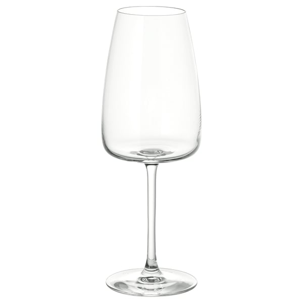Verre à vin clair et allongé avec un verre brillant et cristallin, reflétant magnifiquement la lumière.
