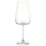 Verre à vin clair et allongé avec un verre brillant et cristallin, reflétant magnifiquement la lumière.