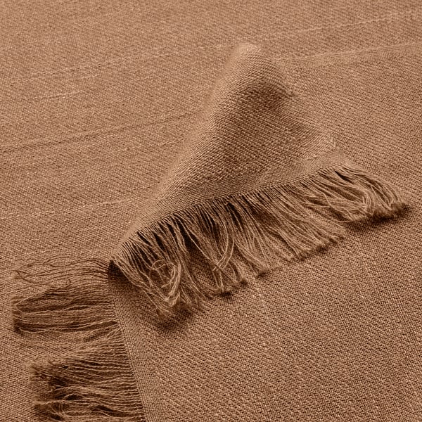 Plaid en lin-coton marron doux et frangé posé avec désinvolture, mettant en valeur sa texture lisse et sa qualité.