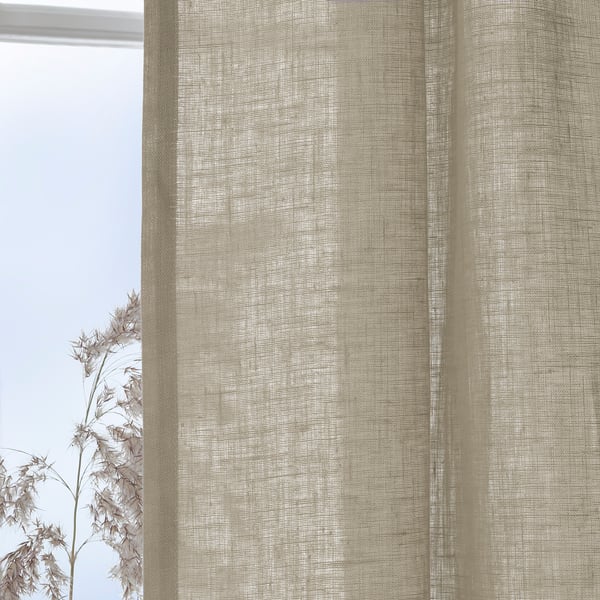 Rideaux en lin beige suspendus, offrant une filtration de la lumière et de l’intimité. Les rideaux ont plusieurs rubans d’en-tête pour l’installation sur tige ou rail.