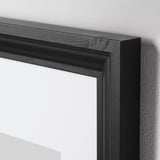 Cadre photo noir avec bords lisses et protection frontale en plastique. Montre un design robuste, parfait pour la décoration intérieure.