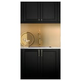 Armoire de cuisine noire avec robinet et évier dorés, miroir rond, design élégant.