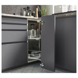 Armoire de cuisine grise moderne avec porte ouverte montrant des étagères coulissantes.