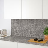 Comptoir de cuisine avec avocats, plante en pot et bougie. Plan de travail moderne en stratifié aspect marbre gris d’ikea, facile à nettoyer.