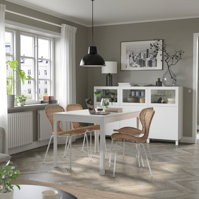 Salle à manger moderne avec table extensible EKEDALEN et chaises blanches. Grande fenêtre avec rideaux blancs laissant entrer la lumière naturelle, contre le mur vert foncé.