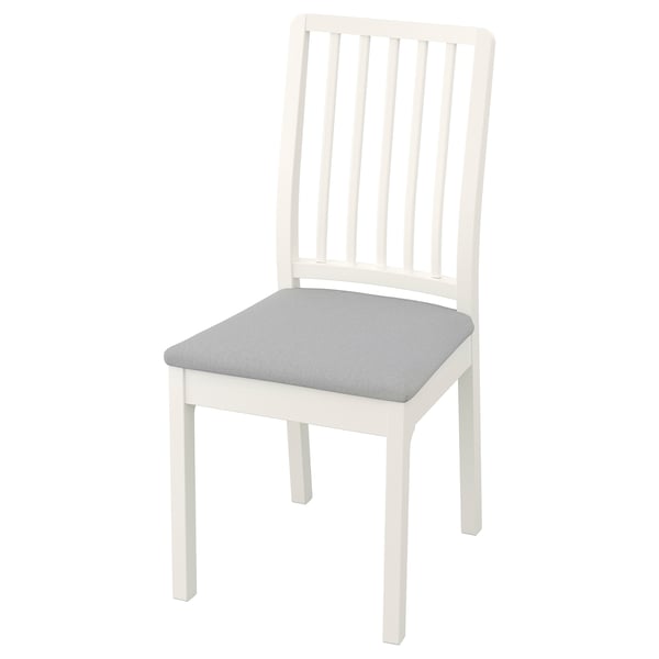 Chaise en bois blanc avec dossier à lattes et assise rembourrée grise.