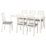 Un ensemble de salle à manger extensible EKEDALEN blanc avec six chaises rembourrées.