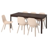 Une table à manger extensible marron foncé EKEDALEN avec quatre chaises en tissu beige clair et une chaise supplémentaire en plastique beige clair.