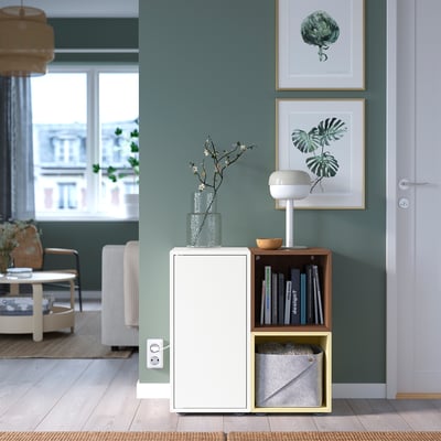 Salon minimaliste avec rangement EKET, lampe.