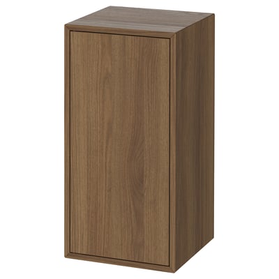 Une armoire de rangement EKET en bois brun. Il est rectangulaire, avec un design simple et moderne, avec une seule porte avec un ouvre-poussoir.
