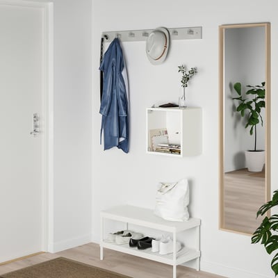 Entrée avec étagère, miroir et manteau.