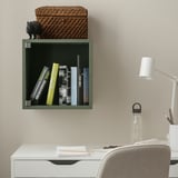Étagère EKET verte avec livres au-dessus du bureau blanc