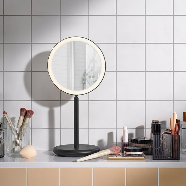 Miroir de table avec lumière, grossissement 1x/3x, s’ajuste et s’atténue, maquillage à proximité.