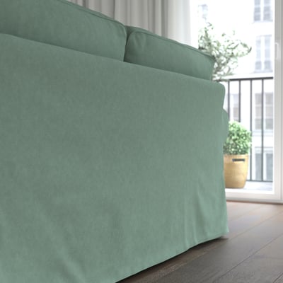 Un canapé EKTORP confortable et turquoise près d’une fenêtre, offrant une assise confortable et accueillante avec des coussins épais.