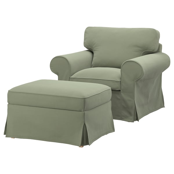 Un fauteuil EKTORP éco-vert avec un repose-pieds assorti, avec des coussins moelleux et un design classique avec des accoudoirs roulés et une base à jupe.