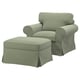 Un fauteuil EKTORP éco-vert avec un repose-pieds assorti, avec des coussins moelleux et un design classique avec des accoudoirs roulés et une base à jupe.