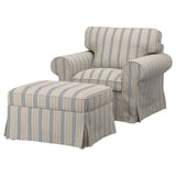 Un élégant fauteuil rembourré à rayures grises et bleues avec un repose-pieds assorti, doté d’un design classique et de coussins confortables.
