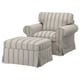 Un élégant fauteuil rembourré à rayures grises et bleues avec un repose-pieds assorti, doté d’un design classique et de coussins confortables.