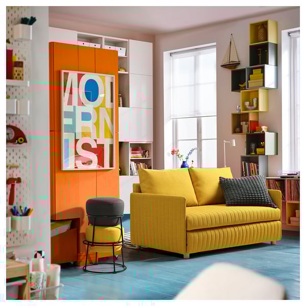 Salon lumineux avec canapé jaune, œuvres d’art colorées, unités de rangement orange et décoration moderne.