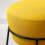 Tabouret rembourré jaune vif avec pieds en métal noir, mettant en valeur un tissu de qualité et une construction robuste.