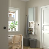 Entrée moderne avec armoire ENHET, chaise, fenêtre, plantes.