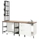 Nouvelle configuration de la cuisine ENHET. Armoires blanches, comptoir en bois, accents en métal noir et évier en acier inoxydable. Design moderne et fonctionnel.