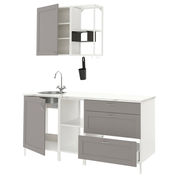 Configuration de cuisine grise moderne avec armoires, évier et étagères.