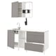 Configuration de cuisine grise moderne avec armoires, évier et étagères.