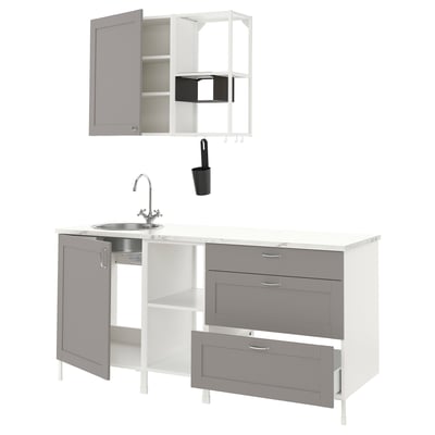 Configuration de cuisine grise moderne avec armoires, évier et étagères.