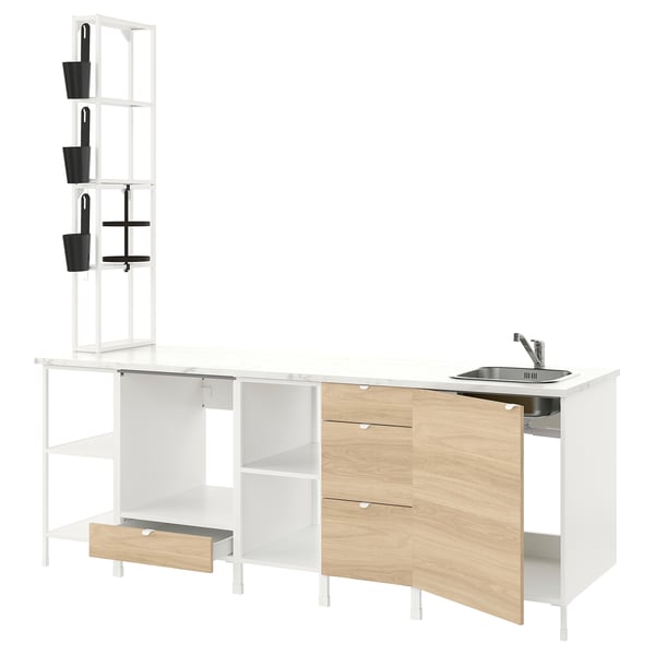 L’ensemble de cuisine ENHET est doté d’un ensemble de couleurs blanc et bois clair avec un design moderne, y compris un comptoir avec un évier et des unités de rangement.