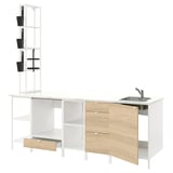 L’ensemble de cuisine ENHET est doté d’un ensemble de couleurs blanc et bois clair avec un design moderne, y compris un comptoir avec un évier et des unités de rangement.