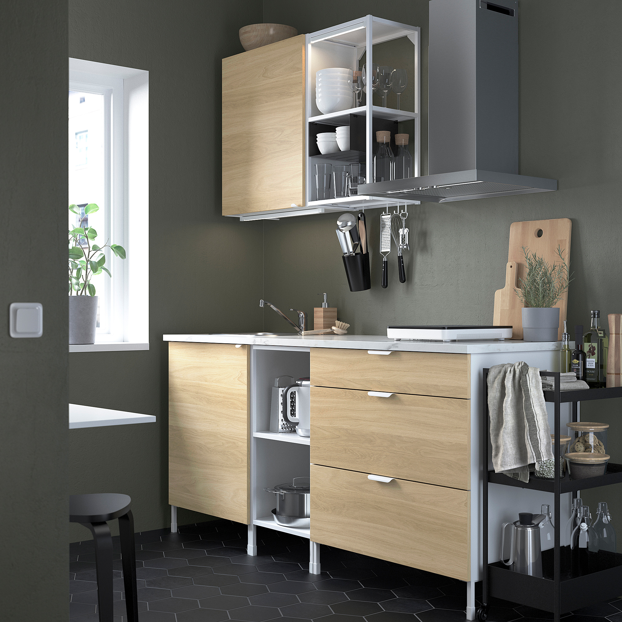 Cuisine moderne avec des armoires en bois clair, des appareils électroménagers en acier inoxydable et un comptoir noir.