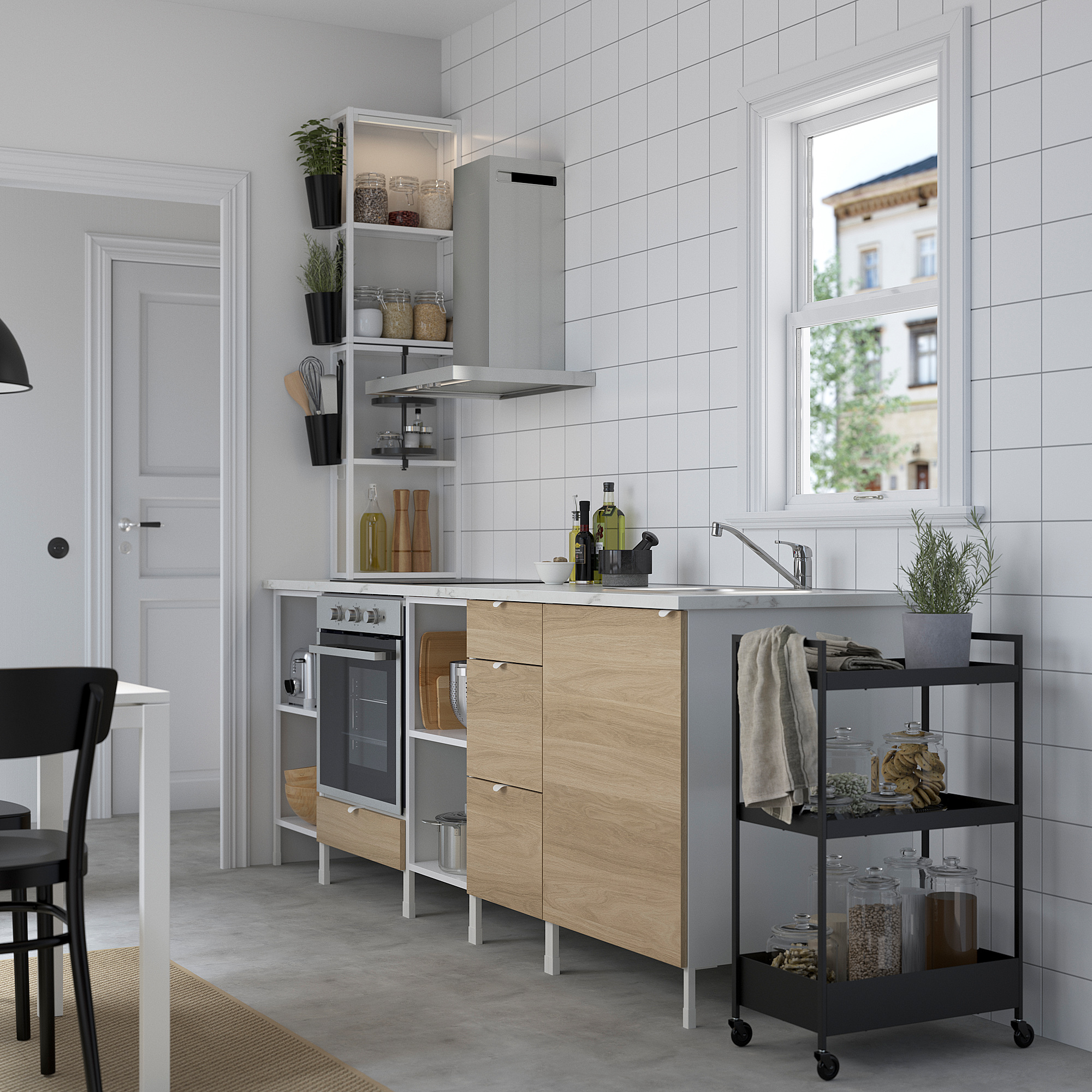 Cuisine moderne avec carrelage blanc, évier, four, armoires et un chariot noir avec bocaux et serviette. À proximité, une table à manger et une chaise.