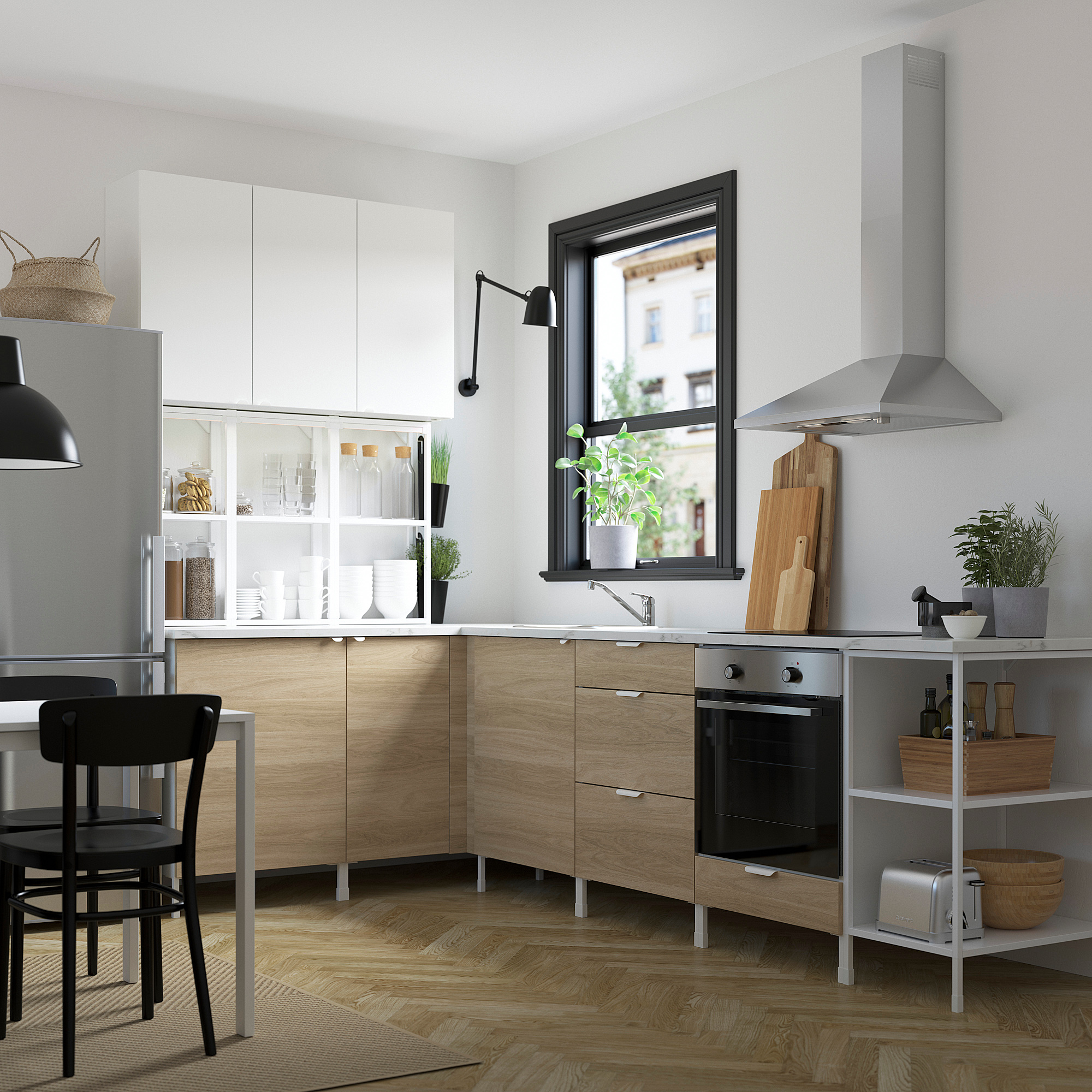 Cuisine moderne : dessus blanc, armoires inférieures en bois, appareils en acier, grande fenêtre, chaises noires.