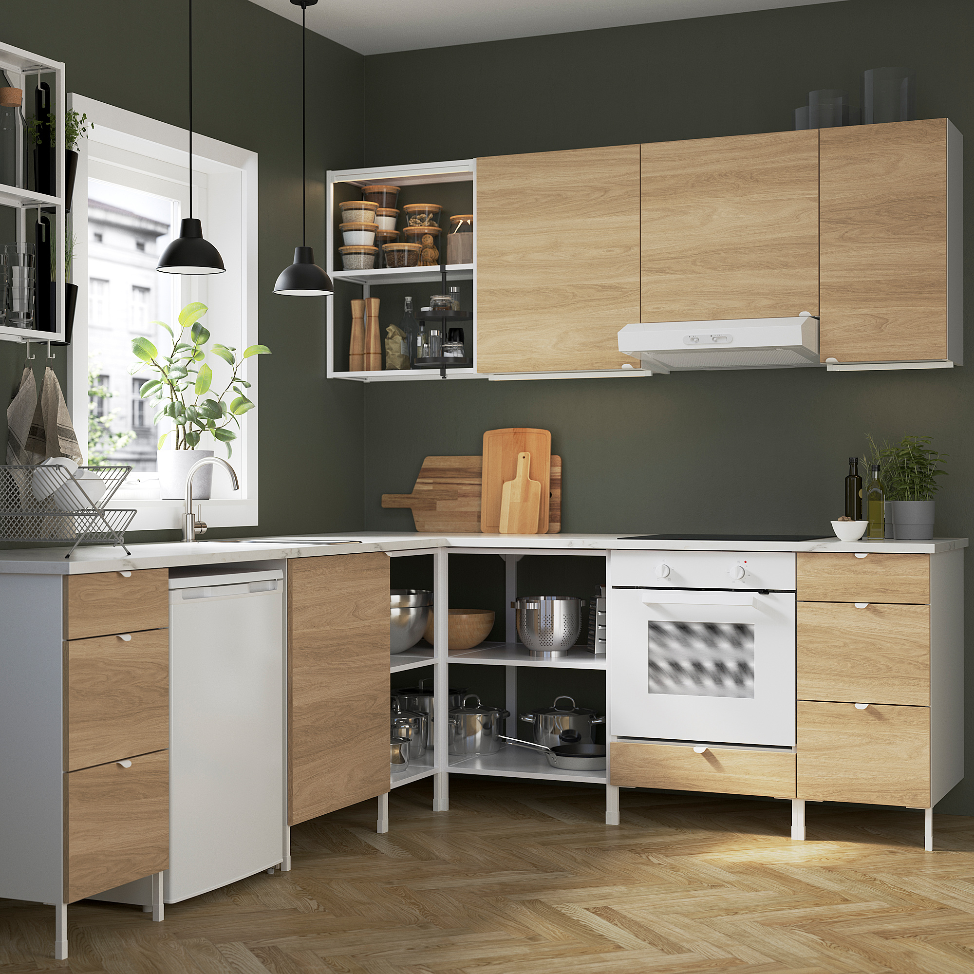 Cuisine moderne : murs verts, armoires en bois, appareils blancs, utilisation efficace de l’espace.