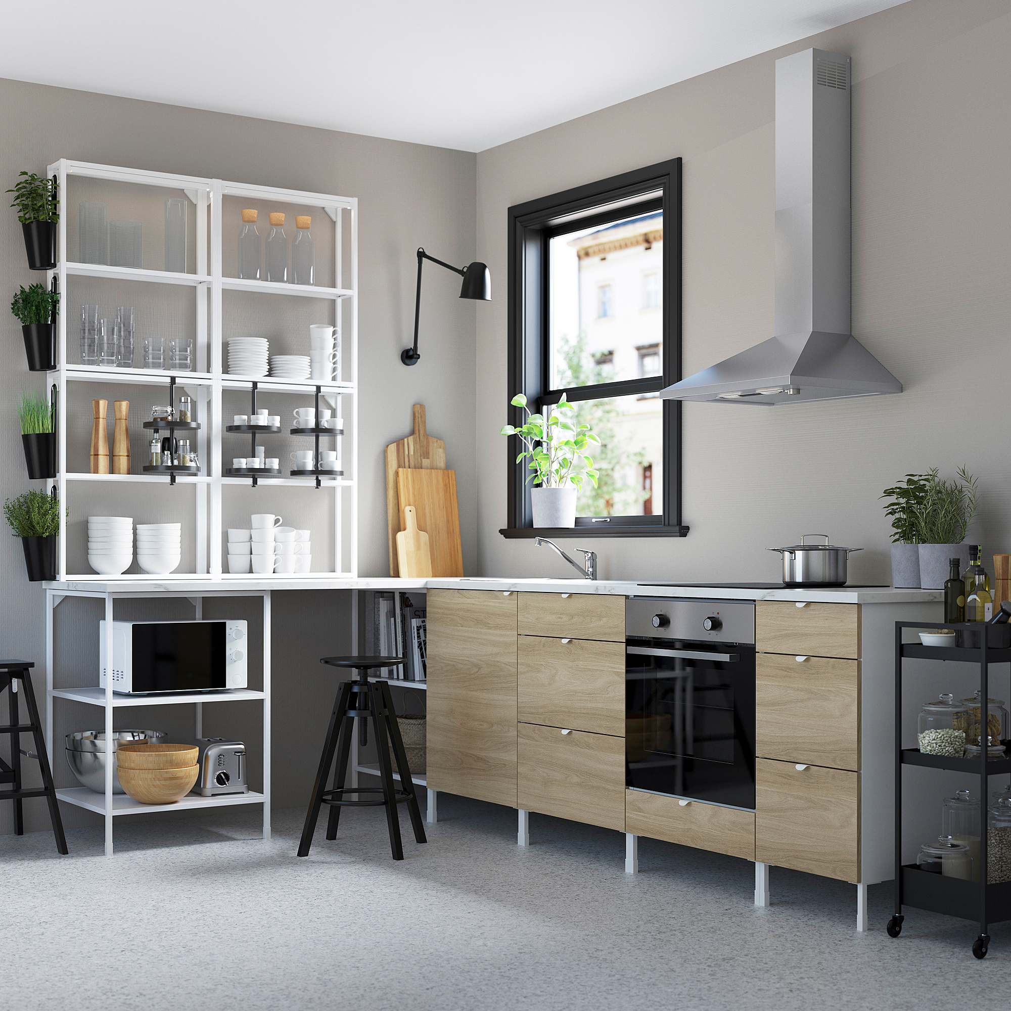 Cuisine moderne avec armoires en bois, appareils électroménagers en acier inoxydable, étagères ouvertes et plantes. Design épuré et minimaliste avec des tabourets de bar.