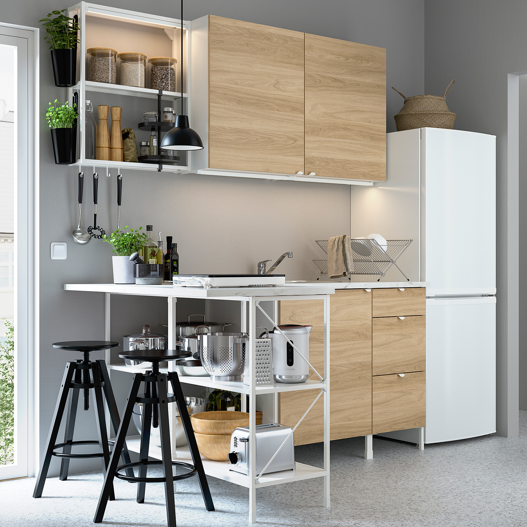 Cuisine moderne avec armoires ikea ENHET, réfrigérateur, comptoir de bar et évier.