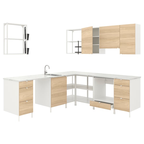 Ensemble de cuisine moderne en bois clair, blanc, disposition en forme de L. Tiroirs, armoires et comptoir en marbre.