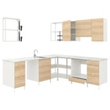 Ensemble de cuisine moderne en bois clair, blanc, disposition en forme de L. Tiroirs, armoires et comptoir en marbre.